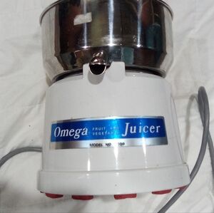 Omega Juicer in White and Silver Base Only